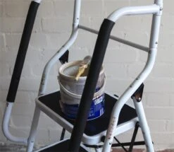 Aidapt Opstapkruk Met Leuning - 3 Treden 12 Aidapt Opstapkruk Met Leuning - 3 Treden -Buiten Kamperen 1200x1044 2