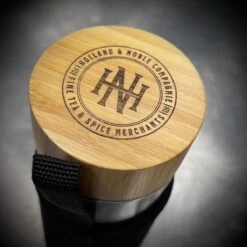 Holland & Noble - Thermo Theefles Met Zeef - 400 Ml Borosilicate Glas Dubbelwandig - Thee-infuser Met Bamboe Schroefdop Aan Beide Zijdes En Roestvrijstalen Zeef - Inclusief Neopreen Hoes 10 Holland & Noble - Thermo Theefles Met Zeef - 400 Ml Borosilicate Glas Dubbelwandig - Thee-infuser Met Bamboe Schroefdop Aan Beide Zijdes En Roestvrijstalen Zeef - Inclusief Neopreen Hoes -Buiten Kamperen 1200x1200 1045