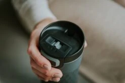 Kambukka Etna Grip Thermosbeker 500 Ml - Makkelijk Reinigen - Lekvrije Koffiebeker - Zwart 35 Kambukka Etna Grip Thermosbeker 500 Ml - Makkelijk Reinigen - Lekvrije Koffiebeker - Zwart -Buiten Kamperen 1200x800 97