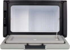 Campart Koelbox XXL CB-8695 – Koelen En Vriezen – LED Display Met Digitale Temperatuurweergave - Coolbox 230V En 12V - 35 Liter - Zwart 11 Campart Koelbox XXL CB-8695 – Koelen En Vriezen – LED Display Met Digitale Temperatuurweergave - Coolbox 230V En 12V - 35 Liter - Zwart -Buiten Kamperen 1200x866 2