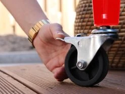 AXI Retro Cooler Rood - Koeler Met Wielen - 76L Inhoud - Koelbox Met Aftapkraan -Buiten Kamperen 1200x900 2