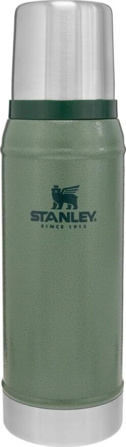 Stanley The Legendary Classic Bottle 0,75L - Thermosfles - Hammertone Green 29 Stanley The Legendary Classic Bottle 0,75L - Thermosfles - Hammertone Green -Buiten Kamperen 339x1200 1