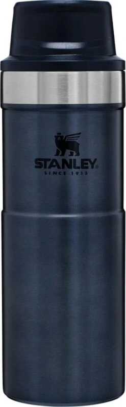 Stanley Trigger-Action Travel Mug 0.47L - Thermosfles - Matt Black 38 Stanley Trigger-Action Travel Mug 0.47L - Thermosfles - Matt Black -Buiten Kamperen 372x1200 2