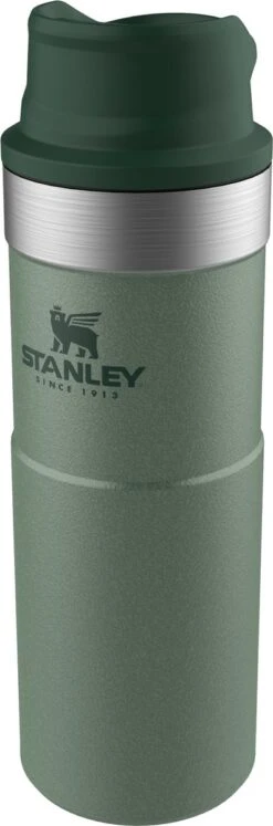 Stanley Trigger-Action Travel Mug 0.47L - Thermosfles - Hammertone Green 32 Stanley Trigger-Action Travel Mug 0.47L - Thermosfles - Hammertone Green -Buiten Kamperen 397x1200 1