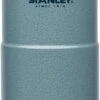 Stanley The NeverLeak™ Travel Mug 0,47L NEW - Thermosfles - Hammertone Ice 2 Stanley The NeverLeak™ Travel Mug 0,47L NEW - Thermosfles - Hammertone Ice -Buiten Kamperen 403x1200 1