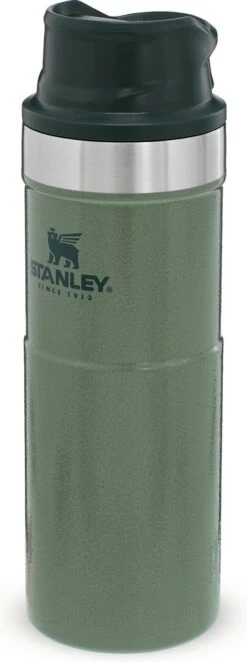 Stanley Trigger-Action Travel Mug 0.47L - Thermosfles - Hammertone Green 33 Stanley Trigger-Action Travel Mug 0.47L - Thermosfles - Hammertone Green -Buiten Kamperen 448x1200 1