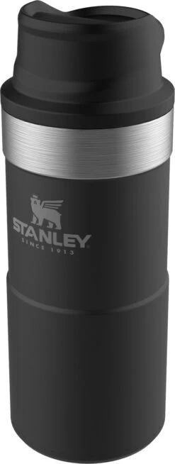 Stanley Trigger-Action Travel Mug 0.35L - Thermosfles - Matt Black 32 Stanley Trigger-Action Travel Mug 0.35L - Thermosfles - Matt Black -Buiten Kamperen 453x1200 1