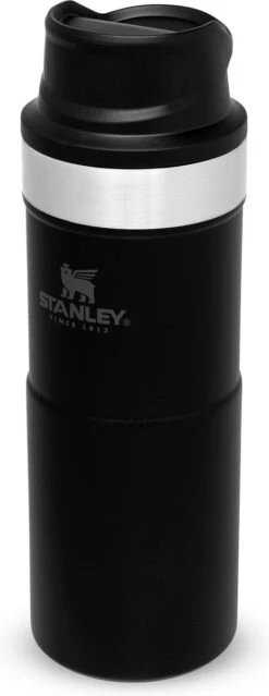 Stanley Trigger-Action Travel Mug 0.35L - Thermosfles - Matt Black 34 Stanley Trigger-Action Travel Mug 0.35L - Thermosfles - Matt Black -Buiten Kamperen 464x1200 1