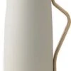 Stelton Thermoskan Emma Sand 1.2 Liter -Buiten Kamperen 792x1200 4