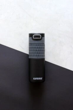 Kambukka Etna Grip Thermosbeker 500 Ml - Makkelijk Reinigen - Lekvrije Koffiebeker - Zwart 28 Kambukka Etna Grip Thermosbeker 500 Ml - Makkelijk Reinigen - Lekvrije Koffiebeker - Zwart -Buiten Kamperen 800x1200 36