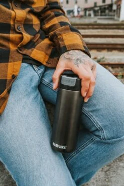 Kambukka Olympus Thermosbeker 500 Ml - Makkelijk Reinigen - Lekvrije Koffiebeker - RVS - Darkness -Buiten Kamperen 800x1200 38