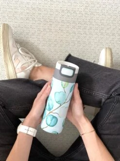 Kambukka Etna Thermosbeker 500 Ml - Makkelijk Reinigen - Lekvrije Koffiebeker - Eucalyptus Leaves 21 Kambukka Etna Thermosbeker 500 Ml - Makkelijk Reinigen - Lekvrije Koffiebeker - Eucalyptus Leaves -Buiten Kamperen 900x1200 5