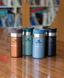 Stanley The NeverLeak™ Travel Mug 0,25L NEW - Thermosfles - Maple 14 Stanley The NeverLeak™ Travel Mug 0,25L NEW - Thermosfles - Maple -Buiten Kamperen 989x1200 2